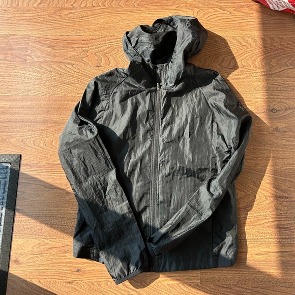 Nike Shell / Windbreaker in Black with hood - Picture 1 of 3